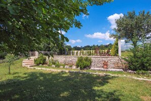 Property grounds - Villa with garden and pool (Savičenta)