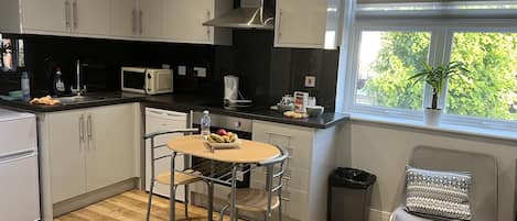 Stort kylskåp, mikrovågsugn och frys