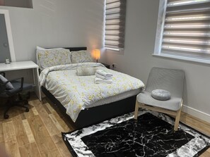 Free WiFi, bed sheets - The Grand Bleu - Next to Tube station (London)