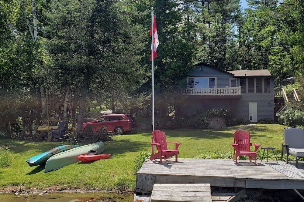 Lands End Cottage on Stoney Lake