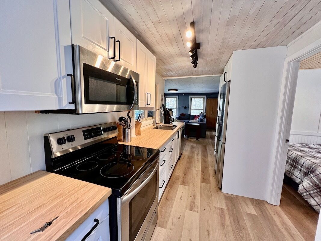 Lands End Cottage on Stoney Lake