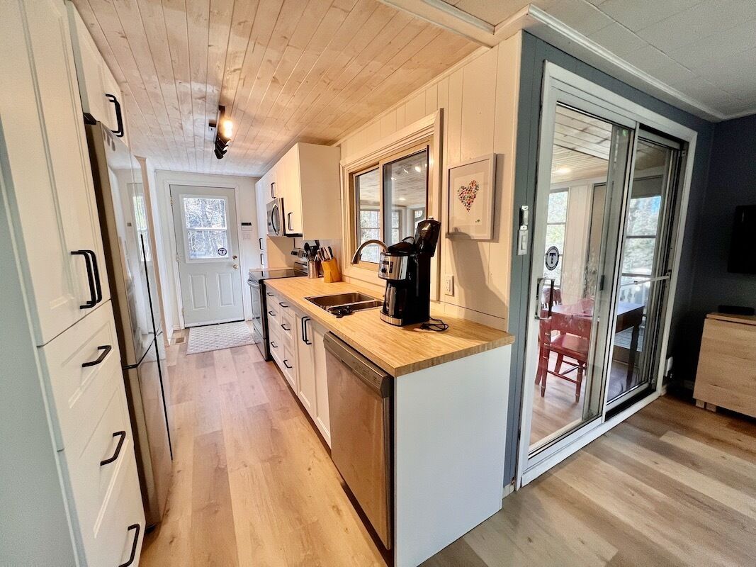 Lands End Cottage on Stoney Lake