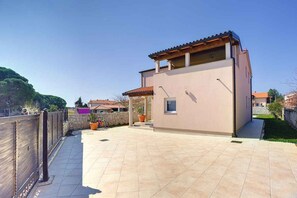 Exterior - Villa with pool, BBQ and games room (Valbandon)