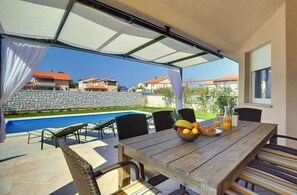 Outdoor dining - Villa with pool, BBQ and games room (Valbandon)