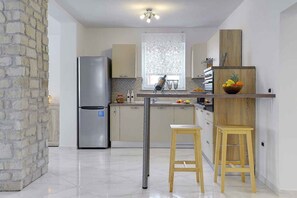 Fridge, oven, stovetop, dishwasher - Villa with pool, BBQ and games room (Valbandon)