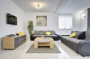 TV - Villa with pool, BBQ and games room (Valbandon)