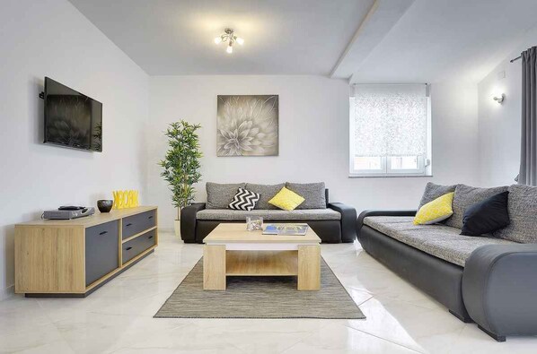 TV - Villa with pool, BBQ and games room (Valbandon)