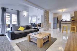 TV - Villa with pool, BBQ and games room (Valbandon)