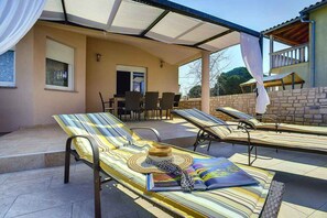 Outdoor dining - Villa with pool, BBQ and games room (Valbandon)