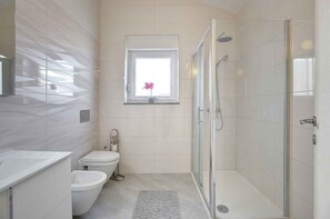 Bathroom - Villa with pool, BBQ and games room (Valbandon)