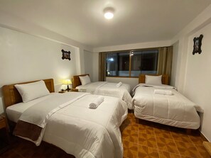 Quarto triplo família, 3 camas de solteiro | Wi-Fi de cortesia