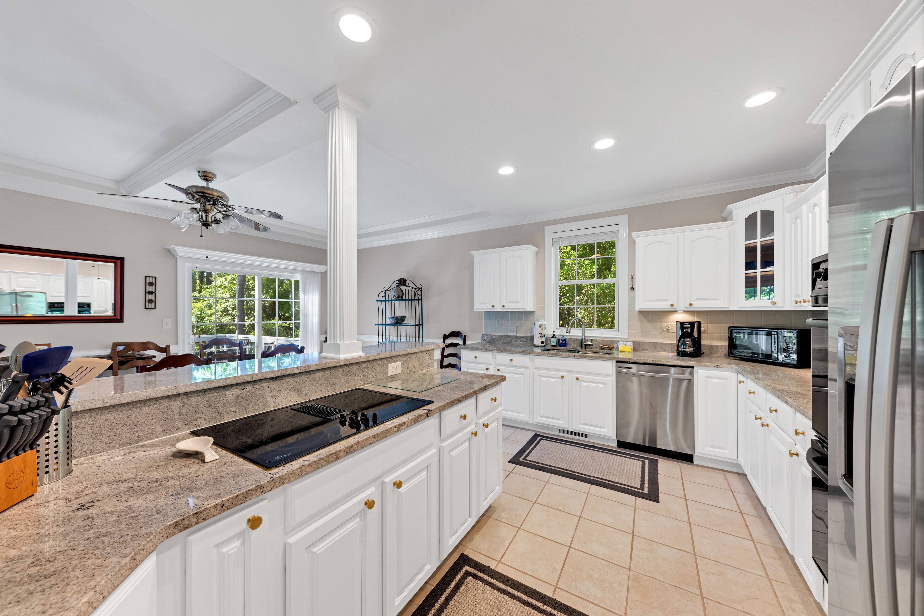 Kjøleskap, mikrobølgeovn, ovn og kokeplater