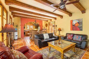 Televisión, chimenea, libros y estéreo 