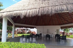Outdoor dining - Cozy Connected House in Private Residence (Cancún)
