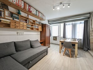 TV, DVD player, books - Appartement Ternaux - Welkeys (Paris)