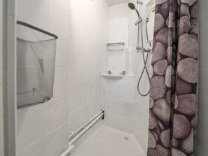 Shower, hair dryer, towels - Appartement Ternaux - Welkeys (Paris)