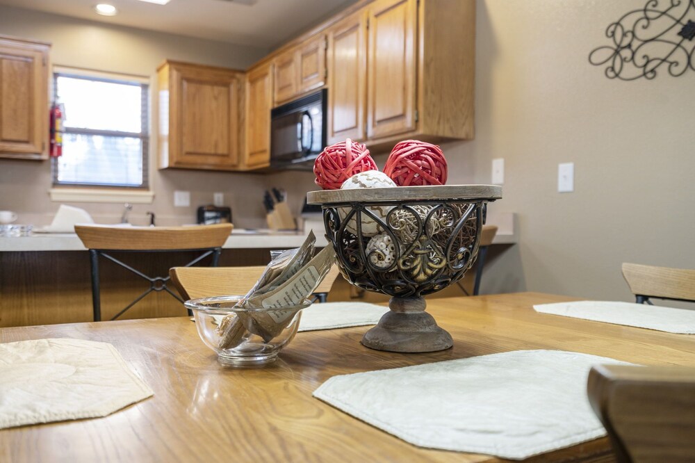 Comfortable Condo with Fireplace & Jetted Tub just minutes from SDC!