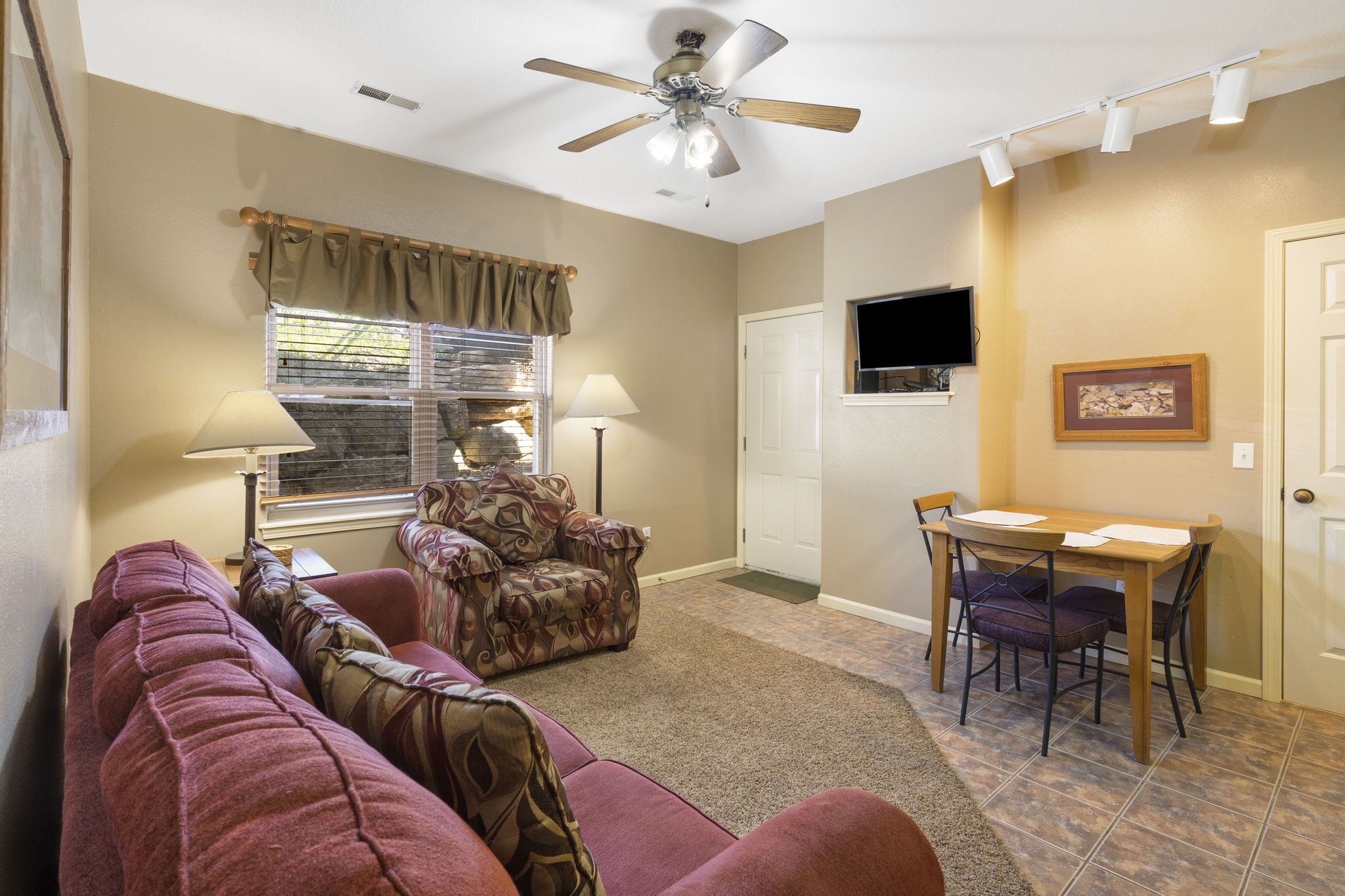 Queen Suite with Kitchenette at StoneBridge Village near SDC