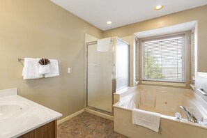 Combined shower/tub, jetted tub, hair dryer, towels