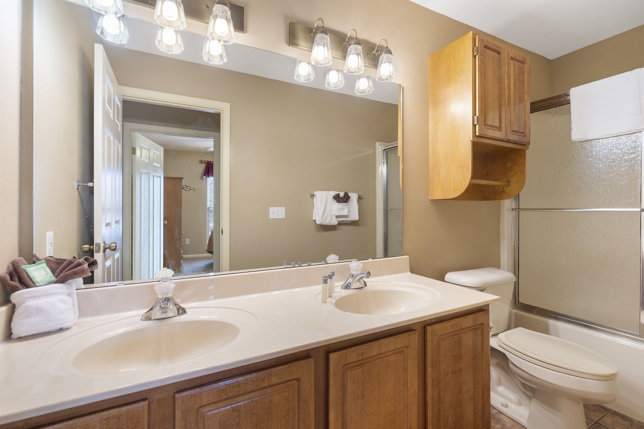 Combined shower/tub, hair dryer, towels