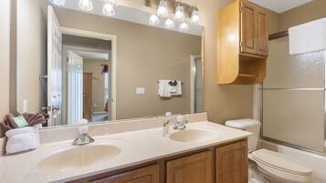 Combined shower/tub, hair dryer, towels