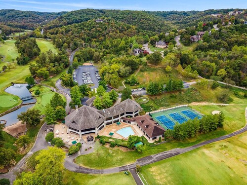 Lovely Golf Condo in a Gated Community near Silver Dollar City