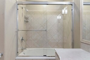 Combined shower/tub, hair dryer, towels