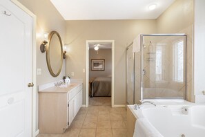 Combined shower/bathtub, jetted bath, hair dryer, towels - Sweet Suite + Cute Condo: Connecting Units close to Silver Dollar City (Reeds Spring)