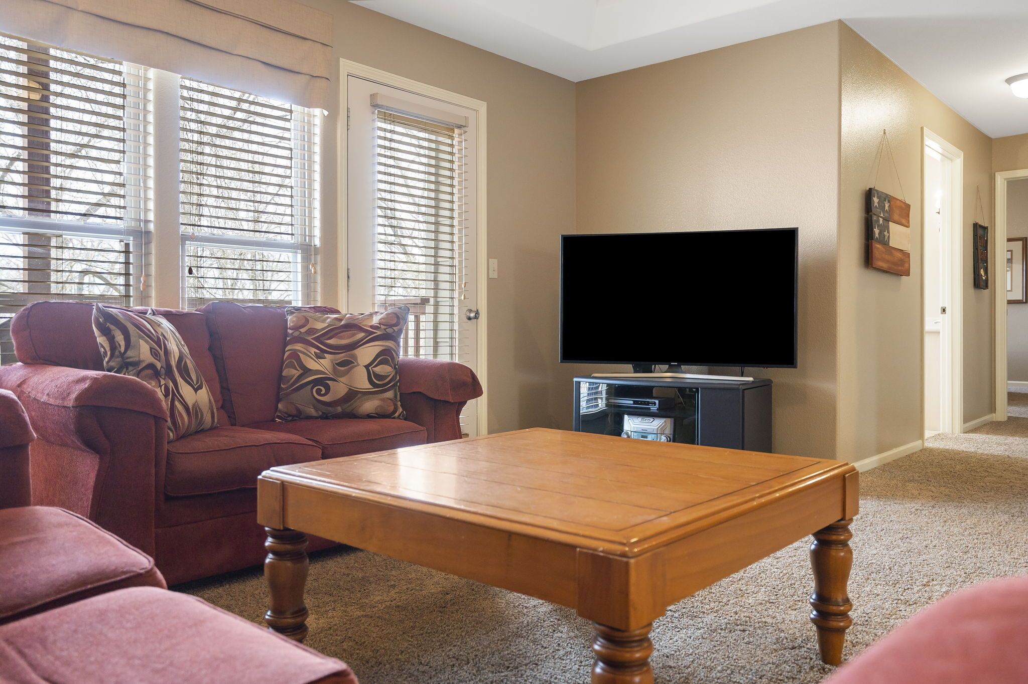Smart TV, fireplace, DVD player
