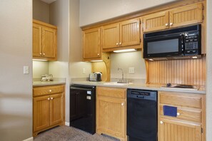 Frigorifero, microonde, piano cottura, lavastoviglie