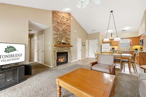 Smart TV, fireplace - Sweet Golf Condo in a Gated Community near Silver Dollar City (Reeds Spring)