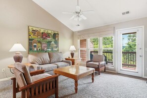 Smart TV, fireplace - Sweet Golf Condo in a Gated Community near Silver Dollar City (Reeds Spring)