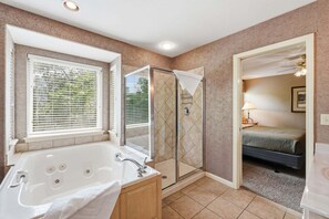 Shower, jetted bath, hair dryer, towels - Sweet Golf Condo in a Gated Community near Silver Dollar City (Reeds Spring)