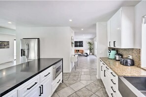 Interior - Gorgeous Open Layout in DeepWell Estates! Mountain Views and more! (Palm Springs)
