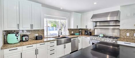 Køleskab, mikrobølgeovn, ovn, kogeplade