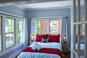 6 bedrooms, iron/ironing board, WiFi, bed sheets - Great for large groups-The best location-Only steps from 6 bars & 40 restaurants (Louisville)