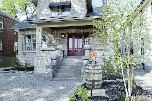 Great for large groups-The best location-Only steps from 6 bars & 40 restaurants