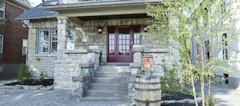 Great for large groups-The best location-Only steps from 6 bars & 40 restaurants