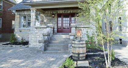 Great for large groups-The best location-Only steps from 6 bars & 40 restaurants