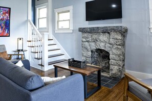 Smart TV, video games - Great for large groups-The best location-Only steps from 6 bars & 40 restaurants (Louisville)