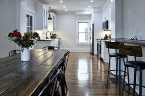 Fridge, microwave, oven, stovetop - Great for large groups-The best location-Only steps from 6 bars & 40 restaurants (Louisville)