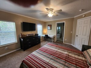 3 bedrooms, iron/ironing board, WiFi, bed sheets - Cattlemens Quarters beautiful ranch setting with fenced yards and a great deck! (Tyler)