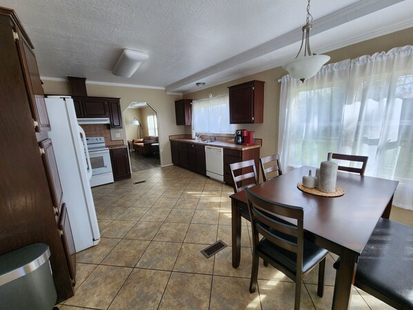 Fridge, microwave, oven, stovetop - Cattlemens Quarters beautiful ranch setting with fenced yards and a great deck! (Tyler)