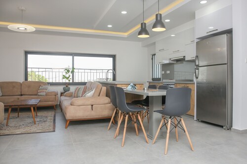 New Contemporary Luxury Apartment. Minutes from Nativity Church & Manger Square