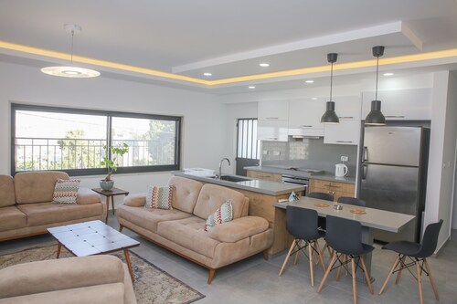 New Contemporary Luxury Apartment. Minutes from Nativity Church & Manger Square