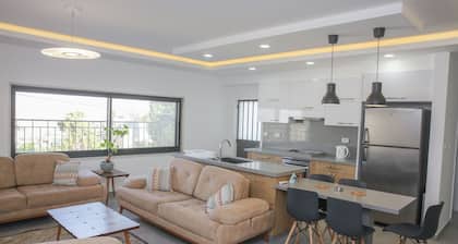 New Contemporary Luxury Apartment. Minutes from Nativity Church & Manger Square