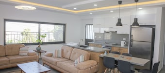 New Contemporary Luxury Apartment. Minutes from Nativity Church & Manger Square
