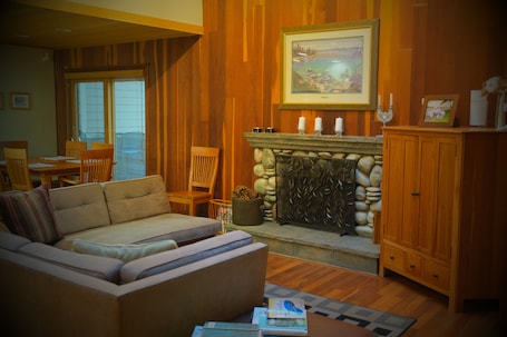Smart TV, fireplace, DVD player, books. Upscale 3 Bedroom 2 Bath Condo in Incline Village