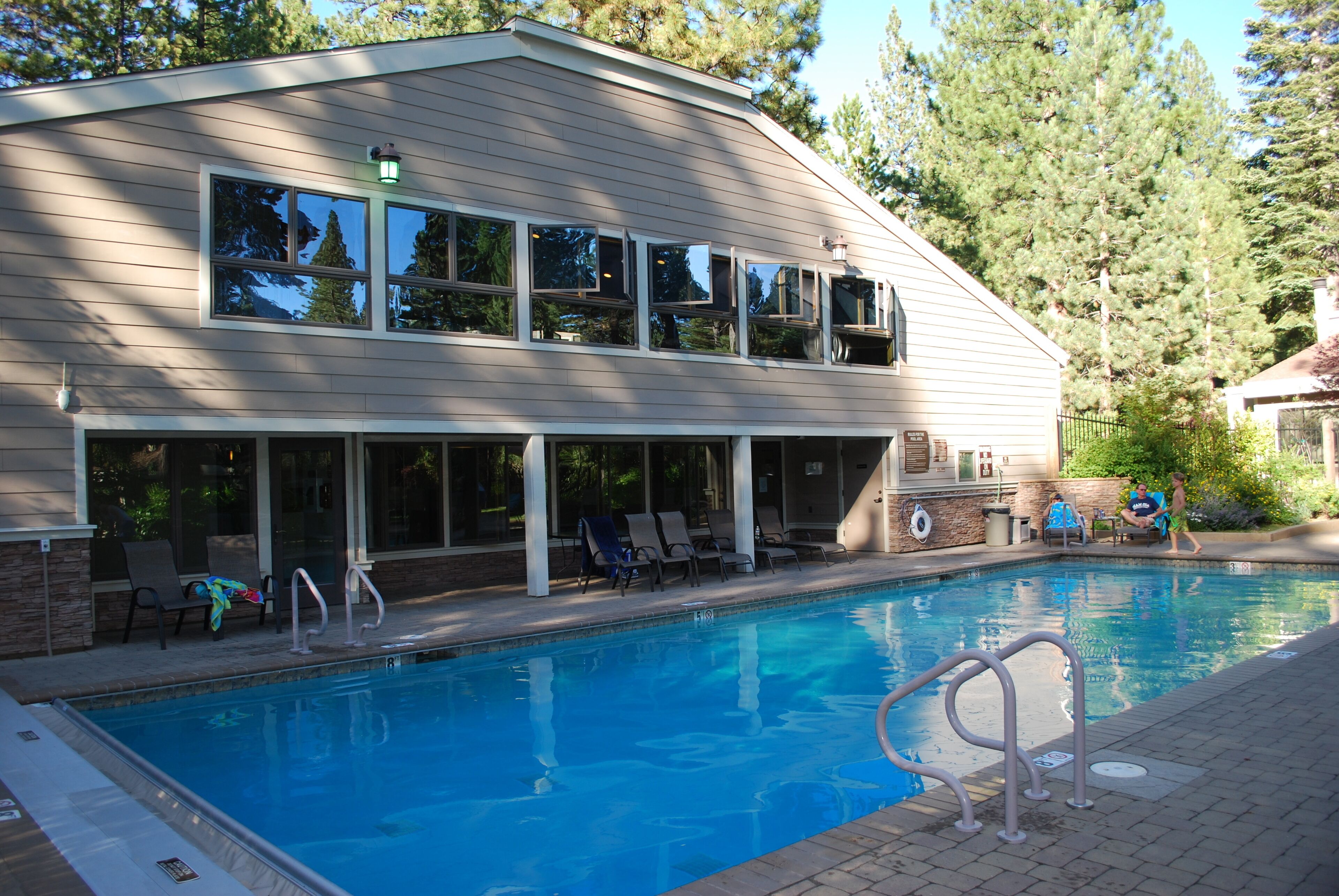 Utomhuspool och uppvärmd pool