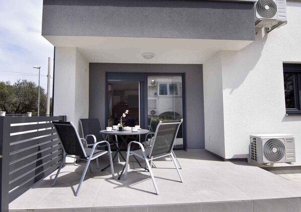 تناول الطعام بالخارج